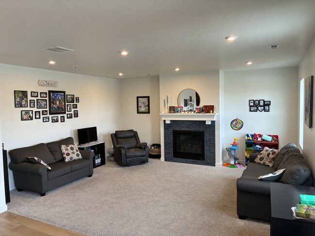Foto del edificio - 724 W Blue Mountain Dr