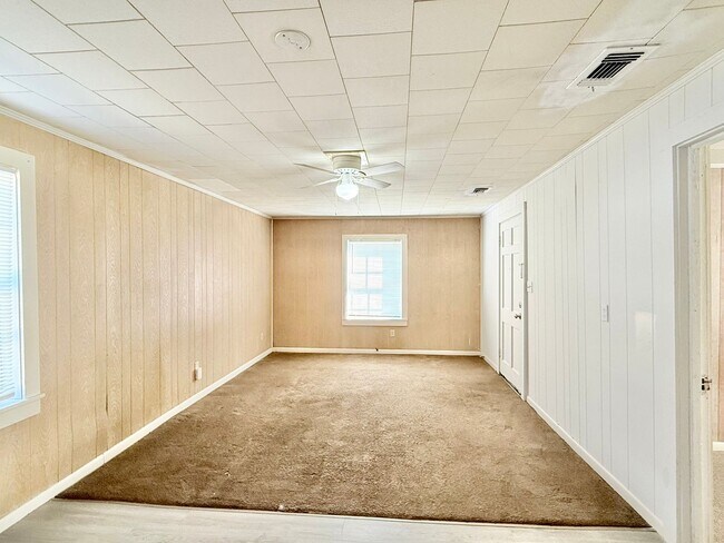 Foto del edificio - Charming 3-Bedroom Home With Screened Front Porch