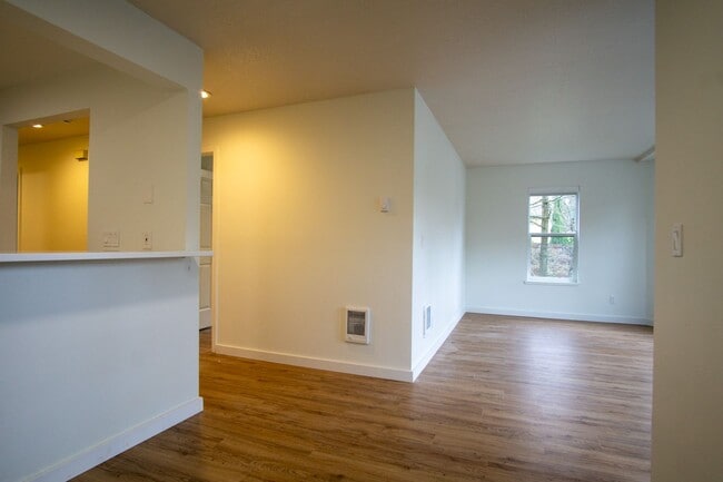 Building Photo - *RENT SPECIALS* Nicely Updated 2 Bed 2 Bat...