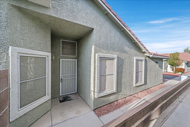 Building Photo - Green Valley Town House
