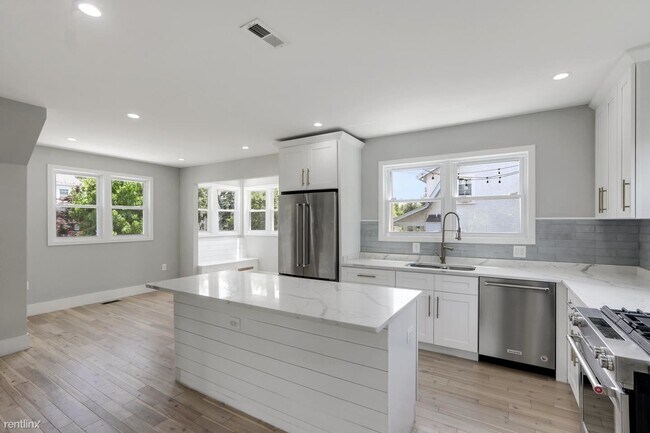 Foto del edificio - 1 br, 1 bath House - 2235 Quincy St Ne Daz...
