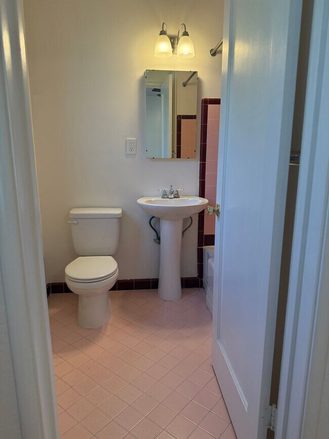Building Photo - One-bed one-bath apartment for rent in a q...