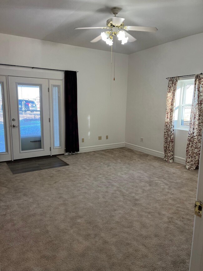Foto del edificio - 7604 Ridge Rd
