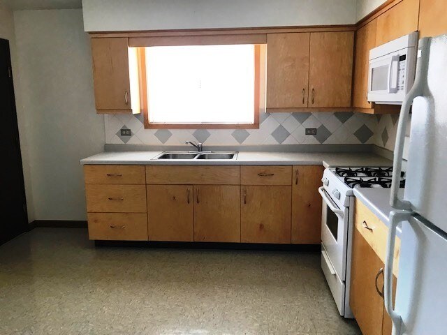 Building Photo - 560 S Roselle Rd