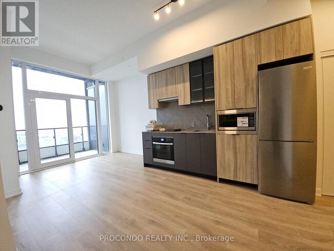 Building Photo - 1037 The Queensway