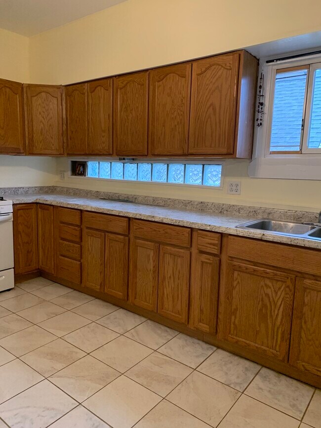 Kitchen - 2429 W Cortland St