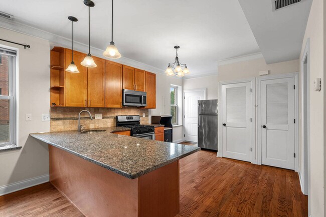 Foto del edificio - 2117 W Irving Park Rd