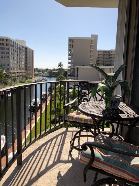 Foto principal - 3051 NE 48th St