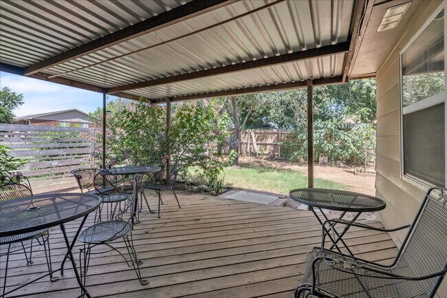 Building Photo - Lawn Care Included! 3 bed, 2 bath, 2 livings