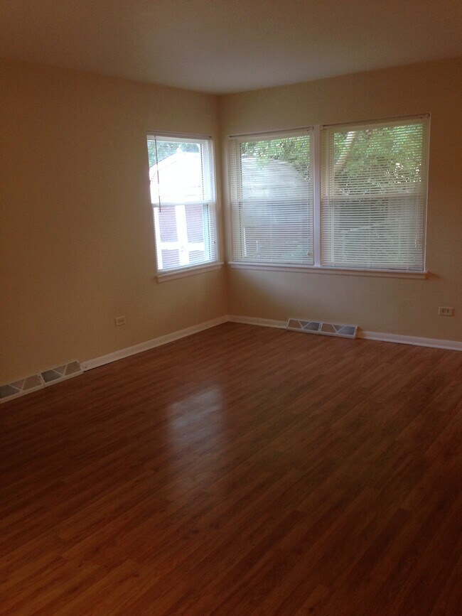 large family room - 803 E South Broadway Ave