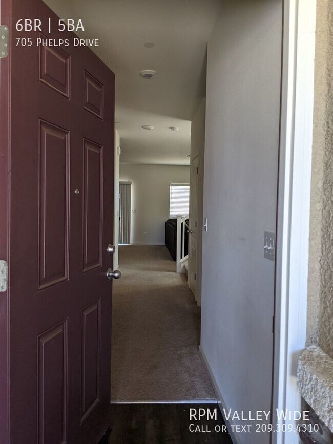 Foto del edificio - 6 Bedroom 4.5 bath home Coming soon!!