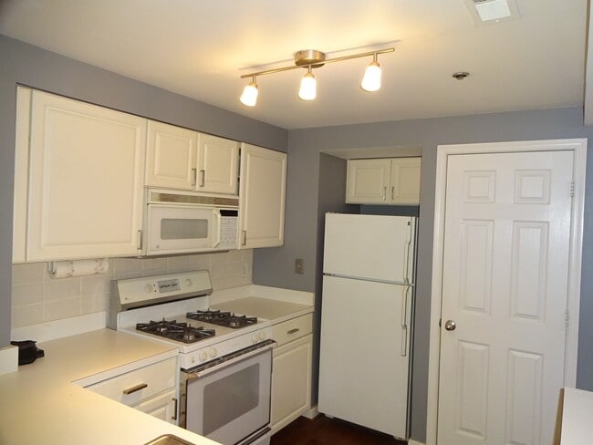 Building Photo - 1BR Condo Two Blocks from Ballston Metro