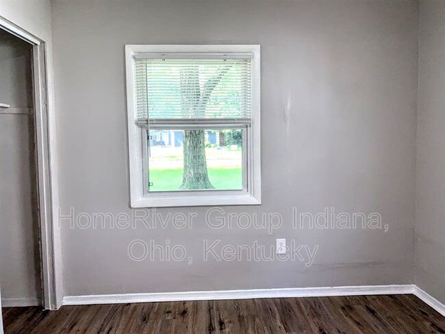 Building Photo - 5911 Alanadale Dr