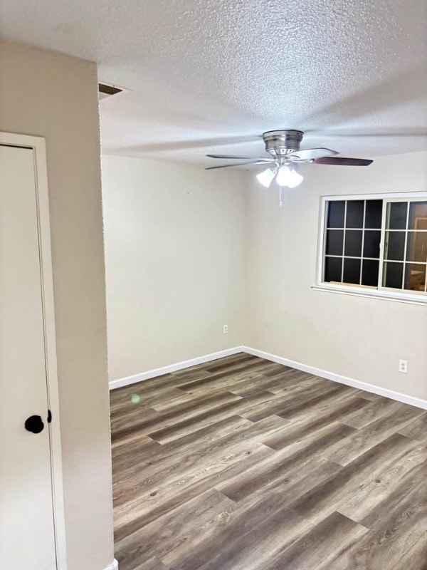 Building Photo - 6522 Village Green Dr