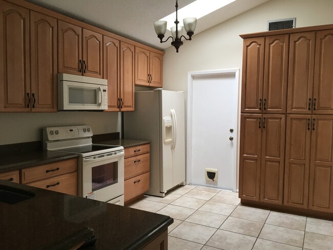 Building Photo - Very Nice 3/2