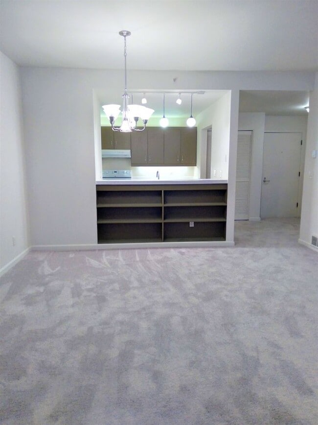 Building Photo - South Waterfront Beautiful 1 bed, 1 bath c...