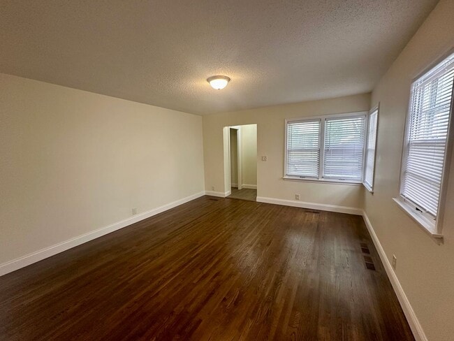 Foto del edificio - Large 1 bedroom side by side w/ LOTS Of UP...