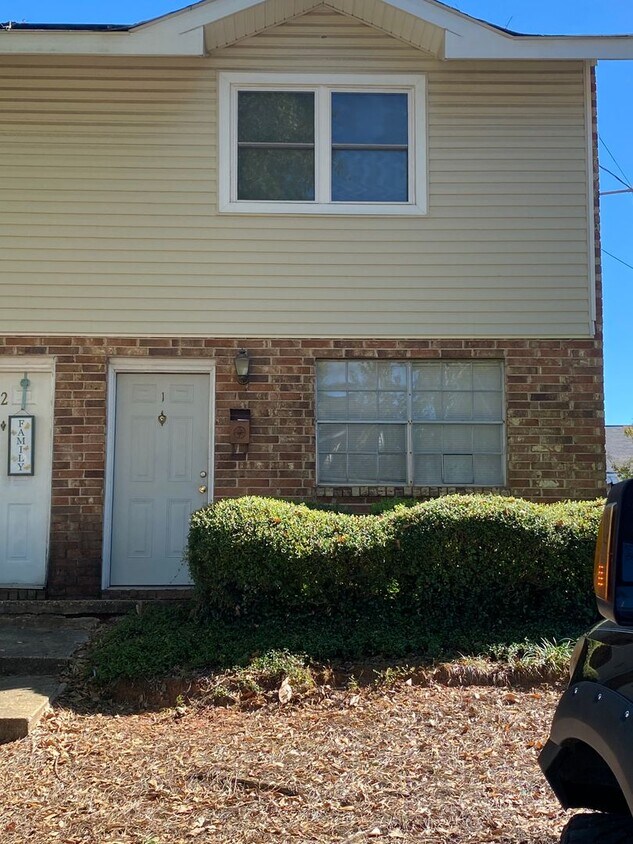 Foto principal - 2Bedroom 1.5Bath - $900 - REDUCED RENT!!