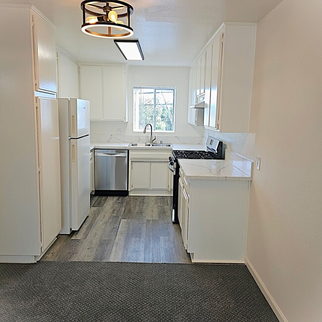 206kitchen - Villa Palms Apartments
