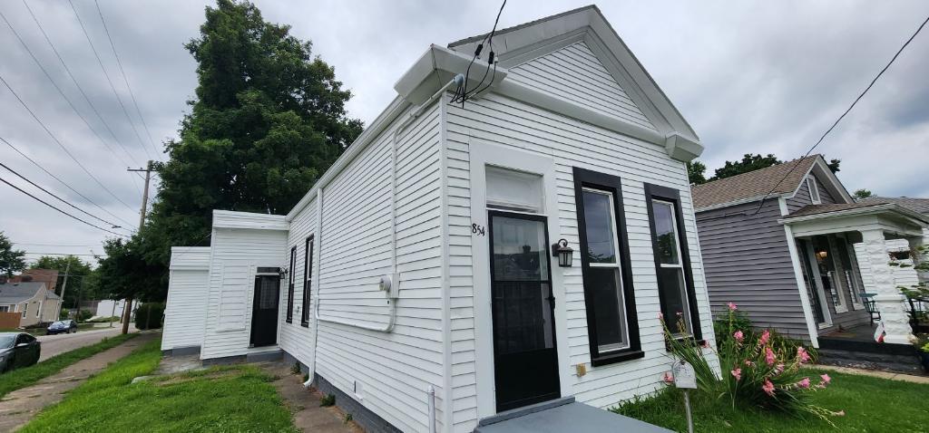 Primary Photo - 854 Milton St
