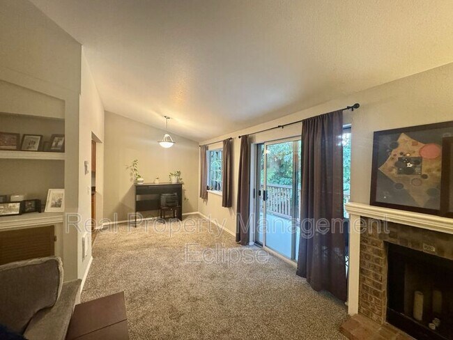 Building Photo - 15433 Country Club Dr