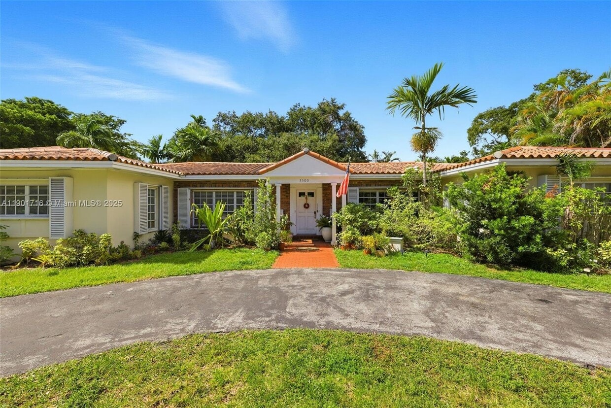 Primary Photo - 3300 Segovia St