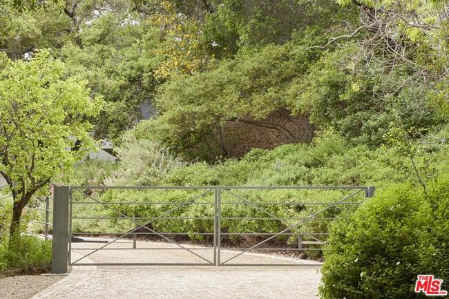 Building Photo - 901 Crater Camp Dr