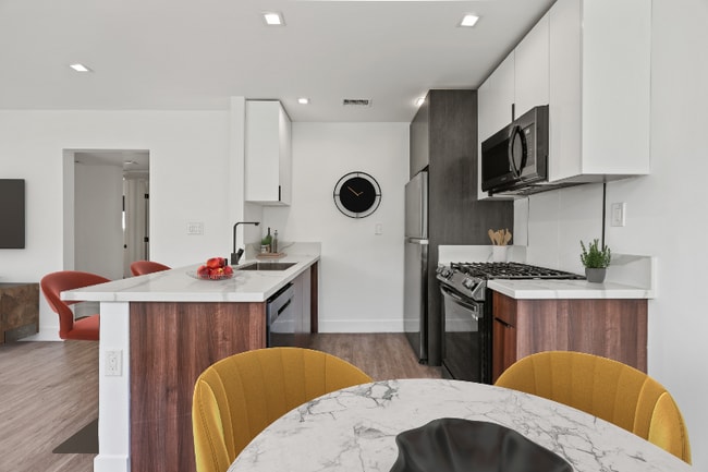 Building Photo - 701 N Hill Pl