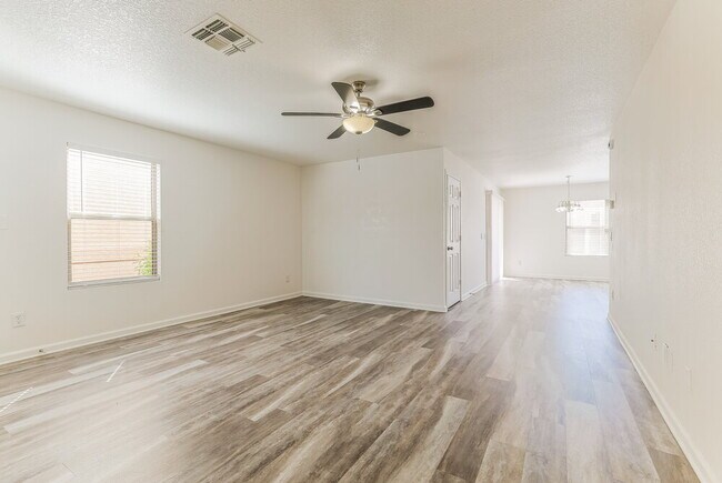 Foto del edificio - 2361 E 35th Ave