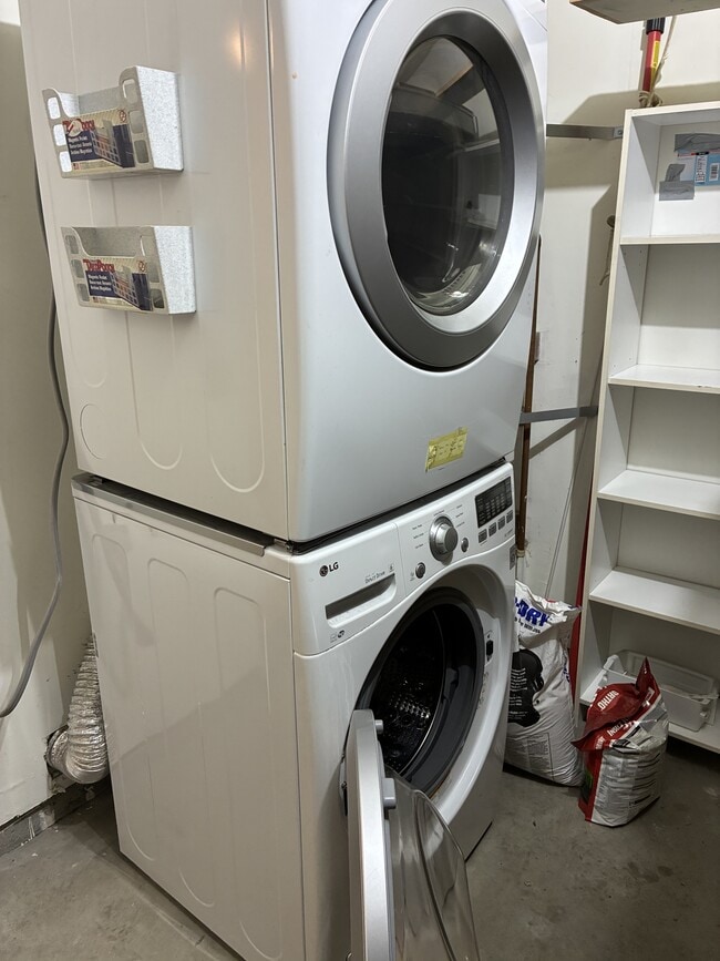 Building Photo - 1065 Huntington Common