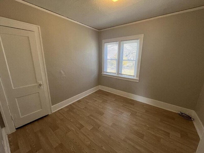 Building Photo - 463 Catawba Ave