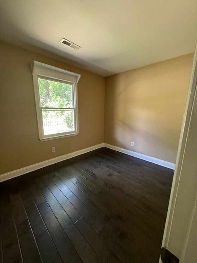 Building Photo - 3 bedroom 2 bath house! available now