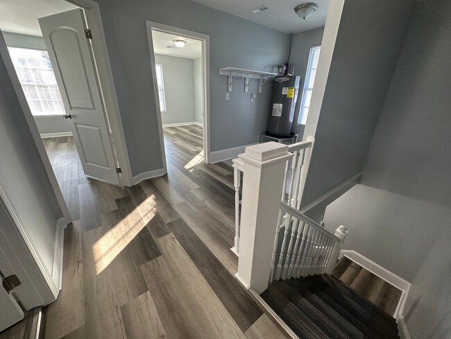 Building Photo - Huang Elm St Duplex