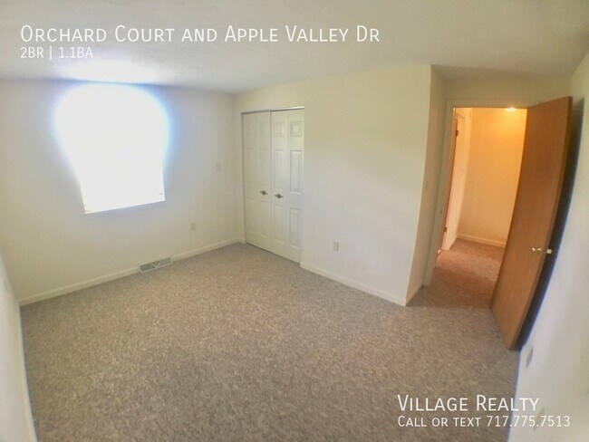 Building Photo - Plenty of parking! Roomy 2-bed townhome wi...