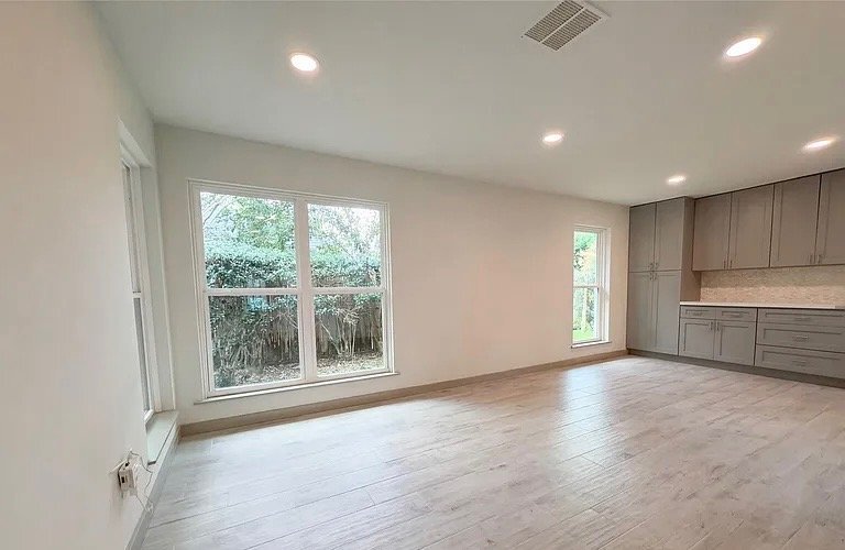 Building Photo - 10730 Sugar Hill Dr