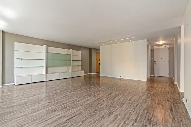 Building Photo - 900 N Lake Shore Dr
