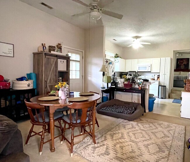 Foto del edificio - Available for the 2026-2027 lease term.