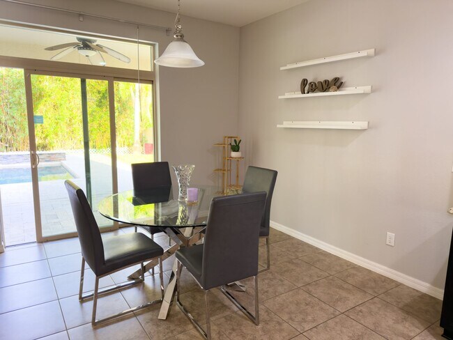 Foto del edificio - 14823 Golden Sunburst Ave