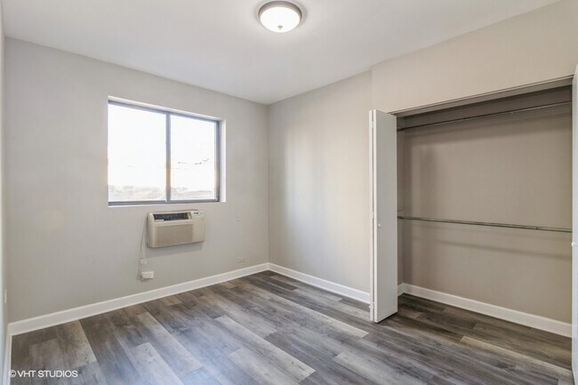 Building Photo - Beautifully Rehabbed Gold Coast studio ava...