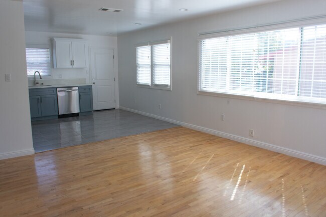 Natural light - 3308 Pueblo Ave