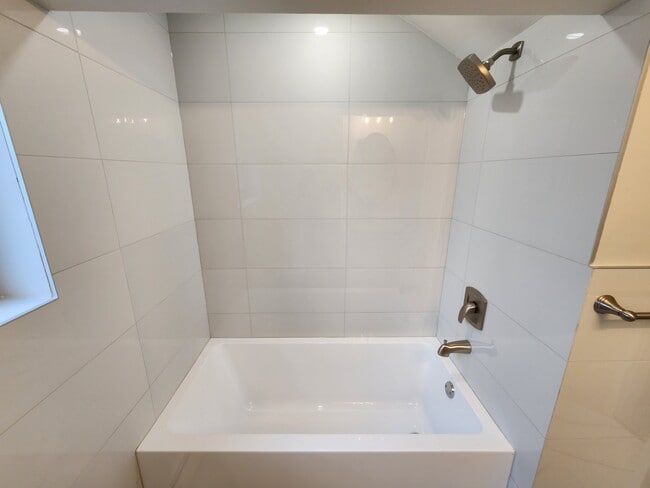 Building Photo - 2 Normandy Dr