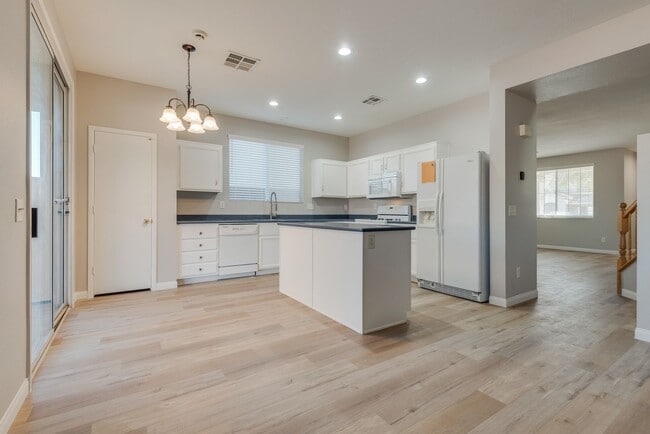 Building Photo - Recently Renovated 4 Bed/4Bath w 3 Car Gar...
