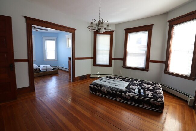 Building Photo - 19 Mapleton St