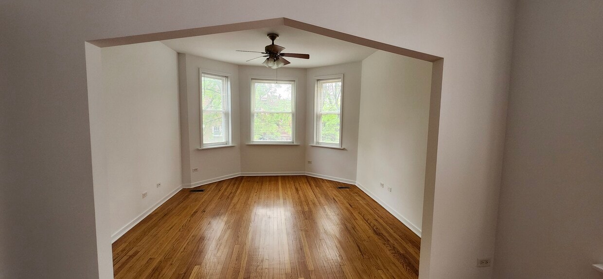 Building Photo - 1672 W Bryn Mawr Ave