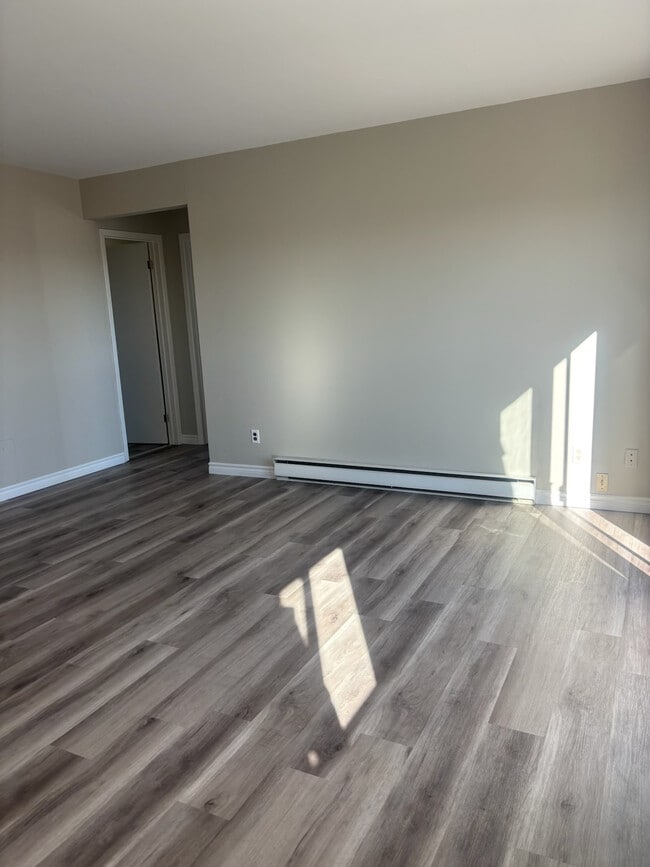 Building Photo - Bright and Airy 2-Bedroom in a Quiet, Conv...