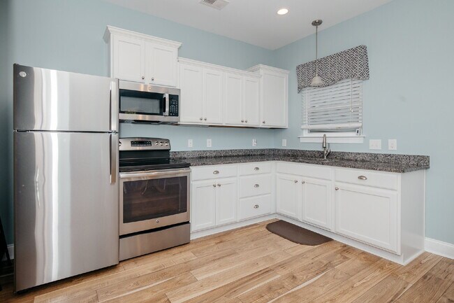 Foto del edificio - Private 1-bed, 1-bath Unit with screened-in porch