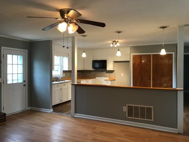 Building Photo - Freshly painted and updated 3 Bedroom, 1.5...