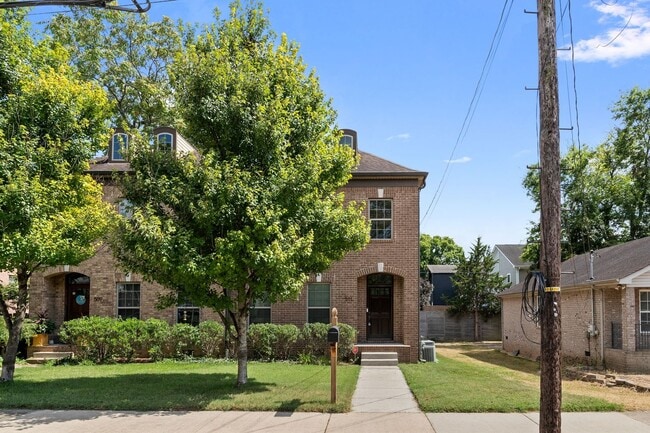 Building Photo - Great Walkable Neighborhood! 3Bed 2.5 Bath...