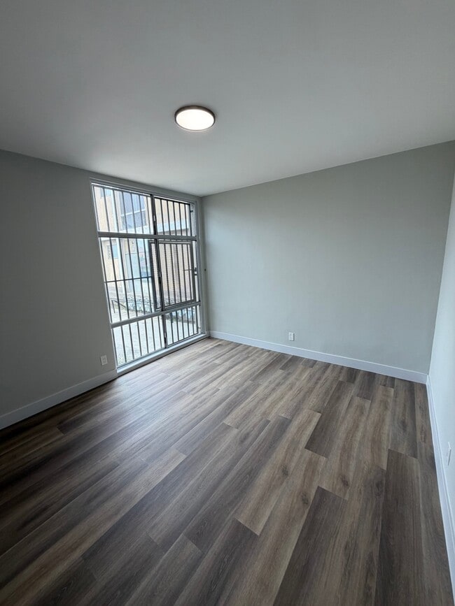 Building Photo - 3820 W 27th St