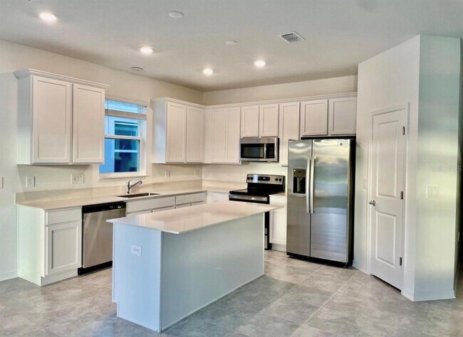 Foto del edificio - 4033 Ambrose Ave